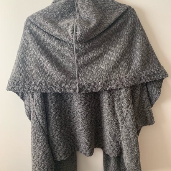 Saturday Sunday grey sparkly cape - Picture 4 of 4